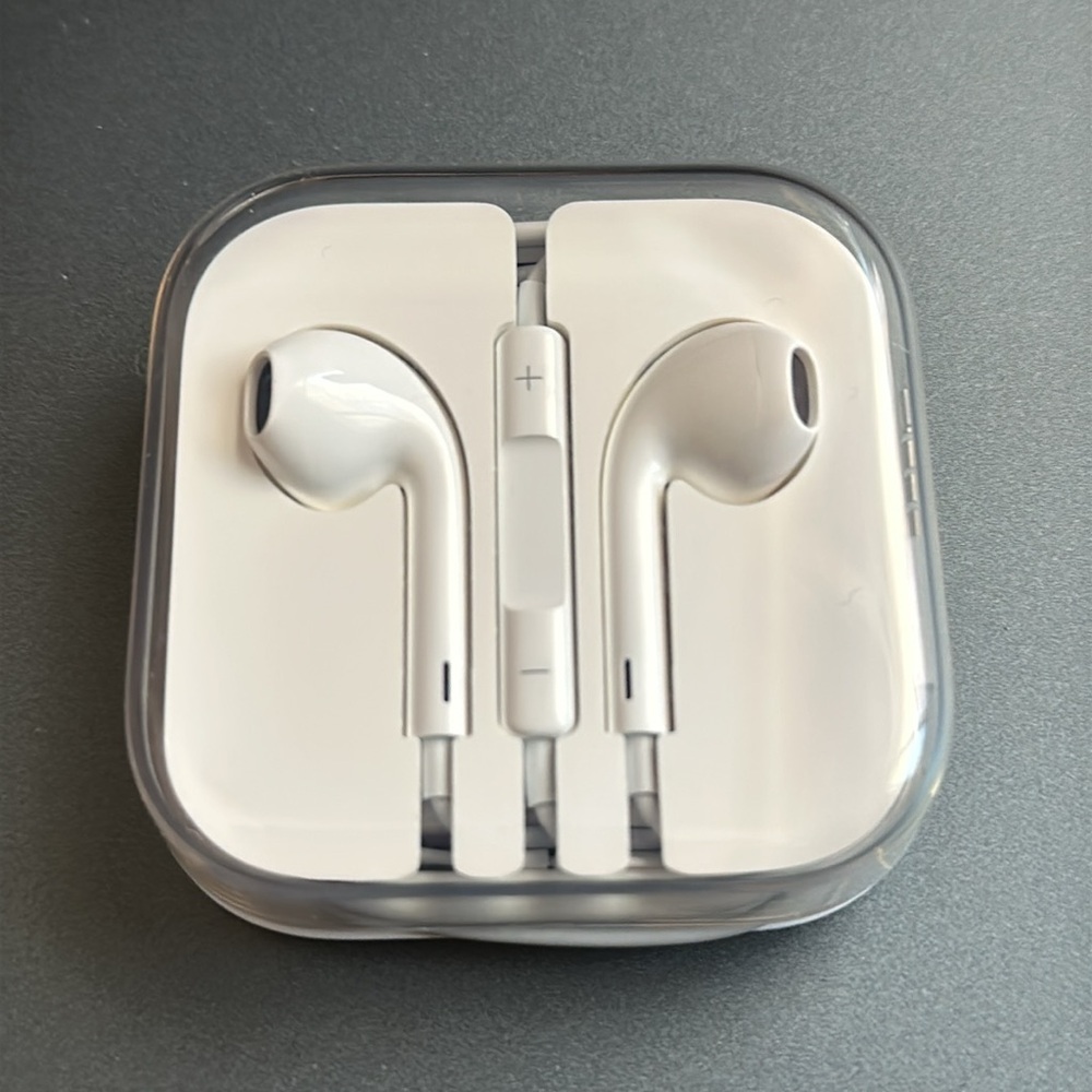 NEW Wired Original Apple iPhone EarPods 3.5mm Jack Headphones Earbuds Unused